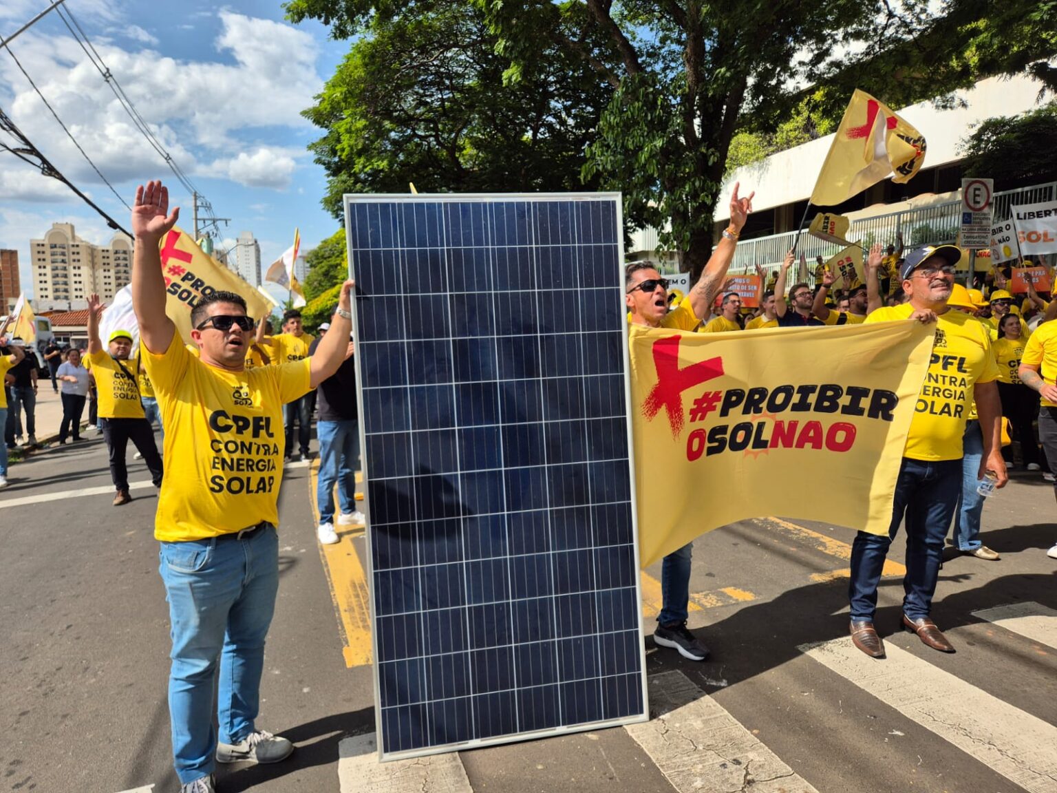 Protesto em Campinas cobra fim de veto a conexões da energia limpa: CPFL promete “avaliar”
